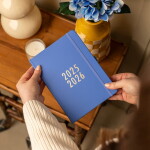 Busy B Týždenný diár Perfect Planner Sapphire 2025/26