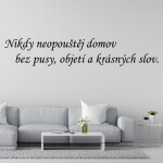 Veselá Stena Samolepka Nikdy neopúšťaj domov bez pusy, objatia a krásnych slov Farba: červená, Veľkosť: 40 x 12 cm