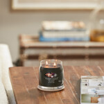 Yankee Candle Signature Black Coconut stredný pohár 368g / doba horenia až: 50 h (5038581125039)