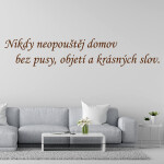 Veselá Stena Samolepka Nikdy neopúšťaj domov bez pusy, objatia a krásnych slov Farba: červená, Veľkosť: 40 x 12 cm