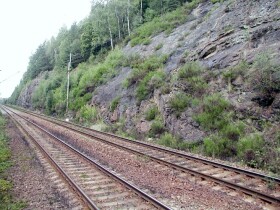 Dvojzákrutová oceľová sieť na ochranu proti padaniu skál – Geomanet SAR - pokročile pokovený drôt ø 2,7 mm, otvor 80/100 mm - 2×50 m [100 m²]