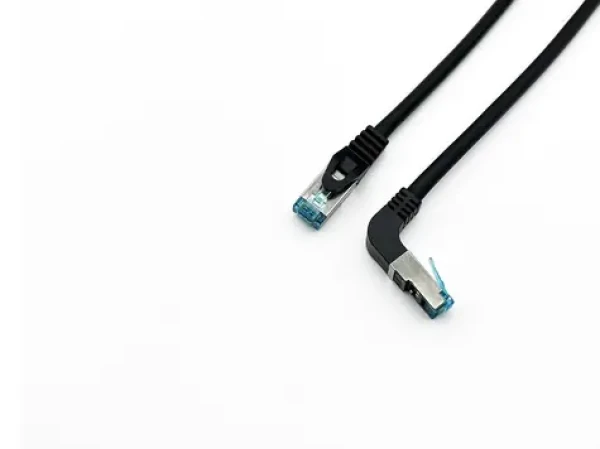 Equip Cat6A S/FTP lomený čierna / Patch kábel / RJ-45 rovný-lomený / 0,5 m / LSZH / PoE+ (605897)