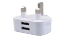 MicroConnect Nabíjačka s UK zástrčkou s dvoma USB portami biela / 2.1A / 5V (PETRAVEL36)