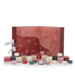 Yankee Candle Adventný kalendár 2023 kniha / 12 × votívna sviečka v skle / 12 × čajová sviečka (5038581151878)