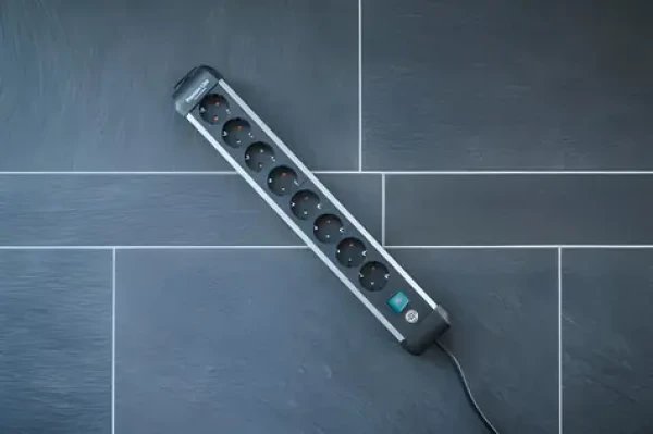 Brennenstuhl Premium Alu-Line čierna/strieborná / Predlžovací kábel / 8 zásuviek / 3 m / vypínač (1391030800)