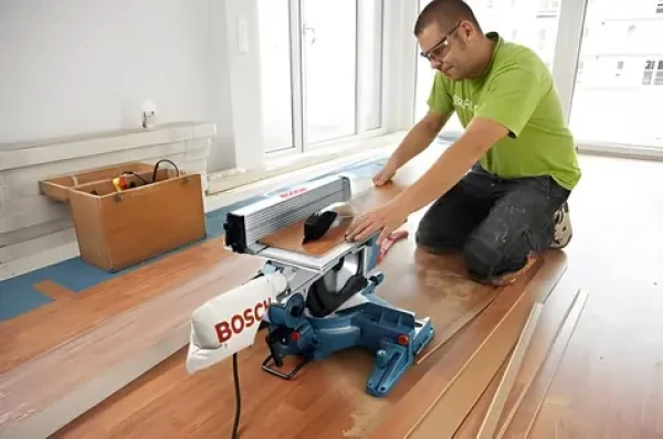 BOSCH GTM 12 JL + GTA 2600 / Kombinovaná pokosová a stolová píla / 1800 W / kotúč 305 mm / laser (0615990EU2)