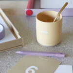 DESIGN LETTERS Porcelánový hrnček Yellow Mama 300 ml