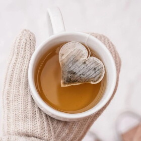 TEA HERITAGE Čierny čaj s jablkom a škoricou Heart XOXO – 5 ks
