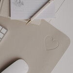 Eulenschnitt Podložka na pracovní stůl Heart Taupe 80 x 40 cm