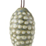 KÄHLER Porcelánová vianočná ozdoba Christmas Tales Pine Cone 6 cm