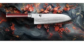 KAI Shun Classic Nôž Santoku červený 19 cm / VG-MAX oceľ / 32 vrstiev damašku / 61 HRC / Limitovaná edícia (DM-0717RD)