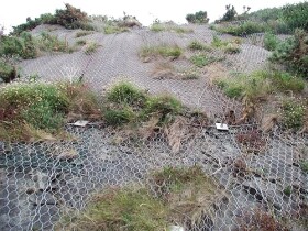 Dvojzákrutová oceľová sieť na ochranu proti padaniu skál – Geomanet SAR - pokročile pokovený drôt ø 2,7 mm, otvor 80/100 mm - 2×50 m [100 m²]