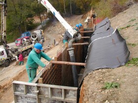 Drenážny geokompozit s geotextíliou a fóliou – Interdrain GMFL 6 - hrúbka 6 mm; geotextília 120 g/m² - 2×50 m [100 m²]