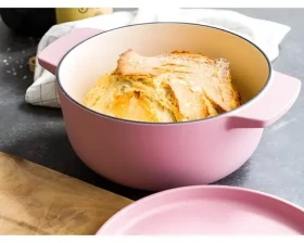 KITCHENAID Liatinový kastról s pokrievkou ružová 22 cm / 3,3 l / liatina / do 260 °C (CC007430-001)