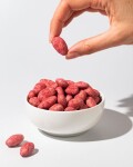 Vilgain Mandle v čokoláde – biela čokoláda v malinovom prášku 250 g