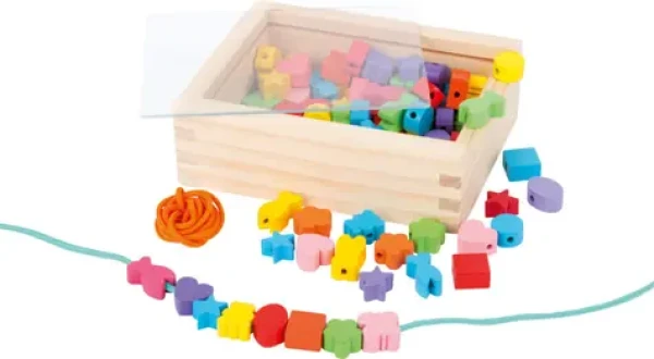 Small Foot Drevené navliekacie korálky tvary v krabičke