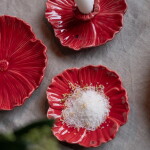 Storefactory Keramický tanierik Red Flower Ø 13 cm