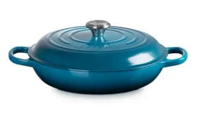 Le Creuset Signature Plytký hrniec s pokrievkou 30 cm modrá (21180306422430)