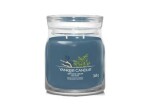 Yankee Candle Signature Bayside Cedar stredný pohár 368g / doba horenia až: 50 h (5038581129136)