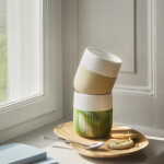 Royal Copenhagen Porcelánový hrnček Fluted Contrast Sand 350 ml