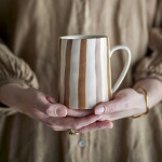 Bloomingville Kameninový hrnček Begonia Brown 440 ml