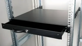 Equip 19" čierna / Zásuvka / uzamykateľná / 1U / RAL9005 (EZD-1-B)