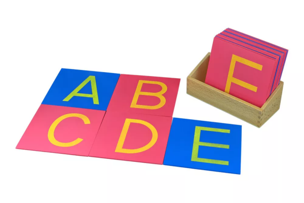 Moyo Montessori Moyo Montessori Hmatové písmená (tlačené písmo - veľké - americká norma)