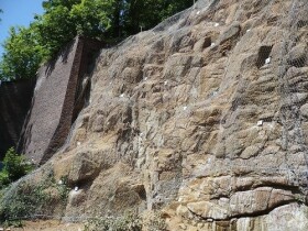 Dvojzákrutová oceľová sieť na ochranu proti padaniu skál – Geomanet SAR - pokročile pokovený drôt ø 2,7 mm, otvor 80/100 mm - 2×50 m [100 m²]