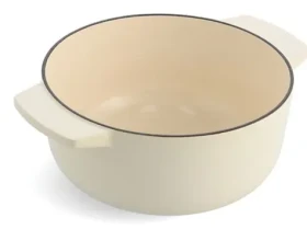KITCHENAID Liatinový kastról s pokrievkou krémová 22 cm / 3,3 l / liatina / do 260 °C (CC006056-001)