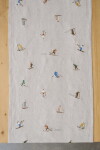 Fine Little Day Vyšívaný běhoun na stůl Skiers Nature 45 × 150 cm