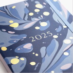 Busy B Týždenný diár Perfect Planner Navy Marble 2025