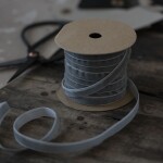 Ib Laursen Zamatová stuha na špulke Grey – 10 m