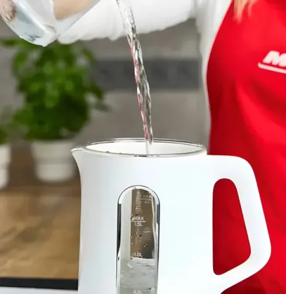 MpM MCZ-126/B biela / Rýchlovarná kanvica / 1,5 l / plastová (MCZ-126/B)