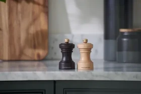 ColeMason Hoxton Mlynček na soľ - čokoládová farba / výška 10,4 cm / bukové drevo / keramický mlecí mechanizmus (H233054)