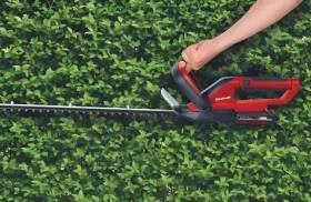 Einhell GC-CH 1855/1 Li Kit červená/čierna / Akumulátorové nožnice na živý plot / 18V / 2.5Ah / nôž 62 cm (3410506)