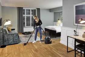 Nilfisk VP400 R HEPA T EU / Kancelársky vysávač / 700 W / HEPA 14 / 10 l / čierna (107421177)