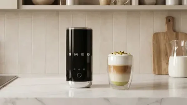 SMEG MFF02BLEU čierna / Penič mlieka / 500 W / Ohrev 180 ml / Napeňovanie 120 ml / 3 funkcie (MFF02BLEU)