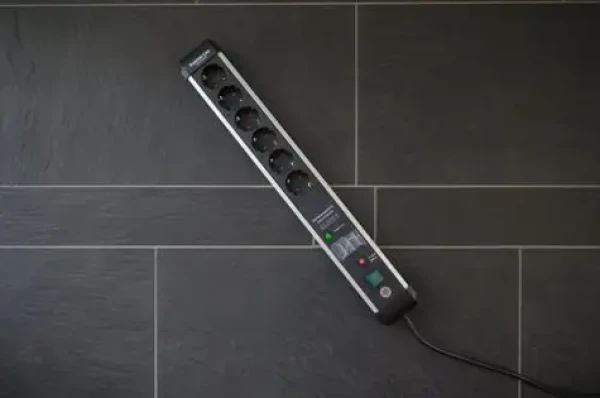 Brennenstuhl Premium-Protect-Line čierna/hliník / Prepäťová ochrana / 6 zásuviek / 5 m kábel / 60 000 A (1391010601)