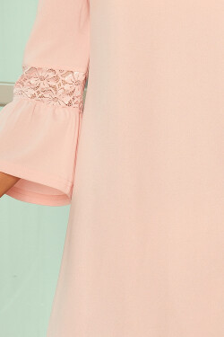 Dámske šaty pastelovo ružovej farbe čipkou na rukávoch model 5917659