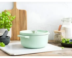 KITCHENAID Liatinový kastról s pokrievkou svetlo zelená 22 cm / 3,3 l / liatina / do 260 °C (CC007433-001)