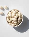 Vilgain Mandle v čokoláde – biela čokoláda posypaná kokosom 250 g