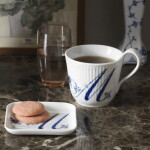 Royal Copenhagen Porcelánový hrnček Alphabet 330 ml – M