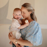 Mushie silikónová hrkálka, Natural