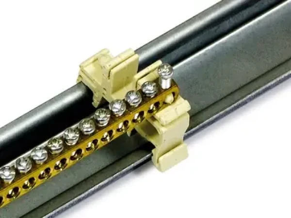 Triton zemniaci modul na lište C-profilu určený pre montáž na 19+ vertikály (RAX-MS-X84-X1)